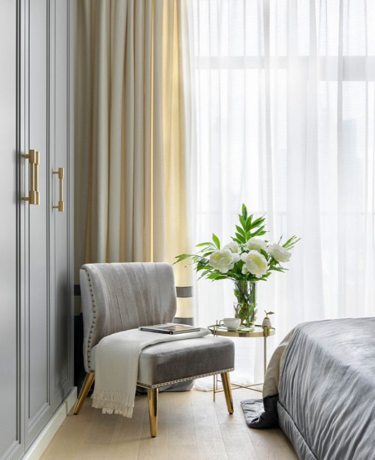 Серые стены и капля бургундского