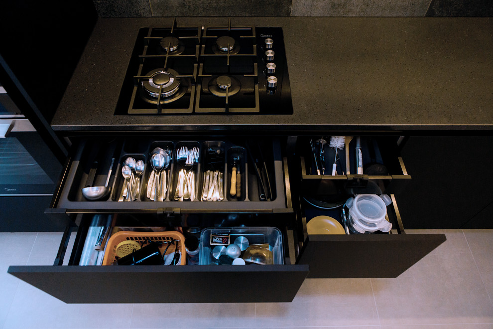 Einzeilige, Mittelgroße Moderne Küche mit Mineralwerkstoff-Arbeitsplatte, Küchenrückwand in Grau, schwarzen Elektrogeräten und Keramikboden in Sonstige