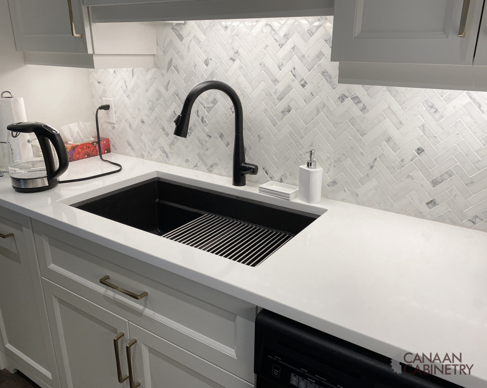 Transitional home design photo in Toronto