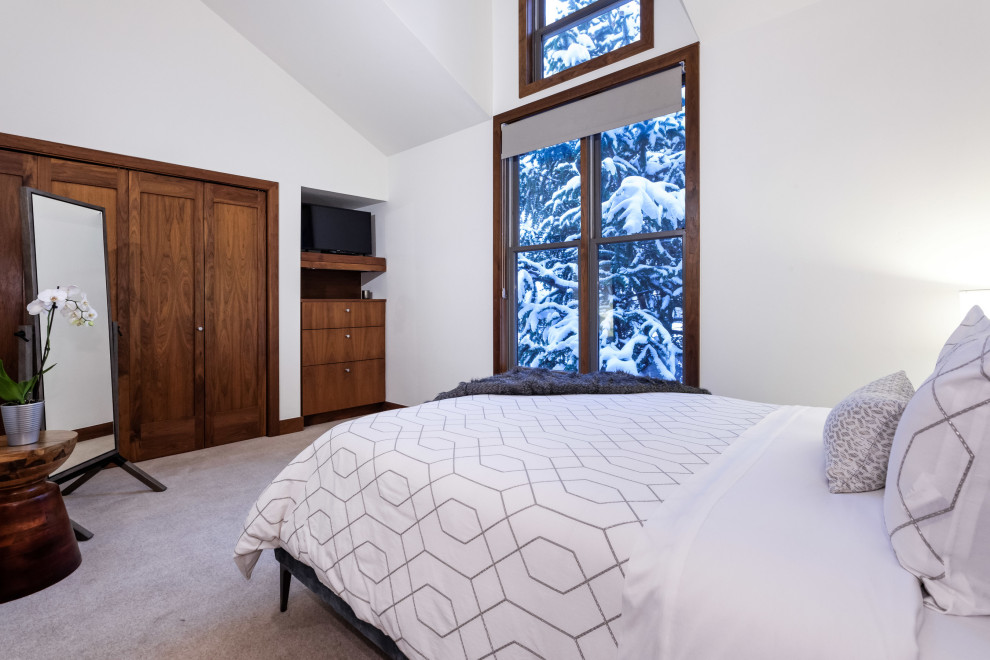 Mittelgroßes Modernes Gästezimmer ohne Kamin mit weißer Wandfarbe, Teppichboden, grauem Boden und gewölbter Decke in Denver