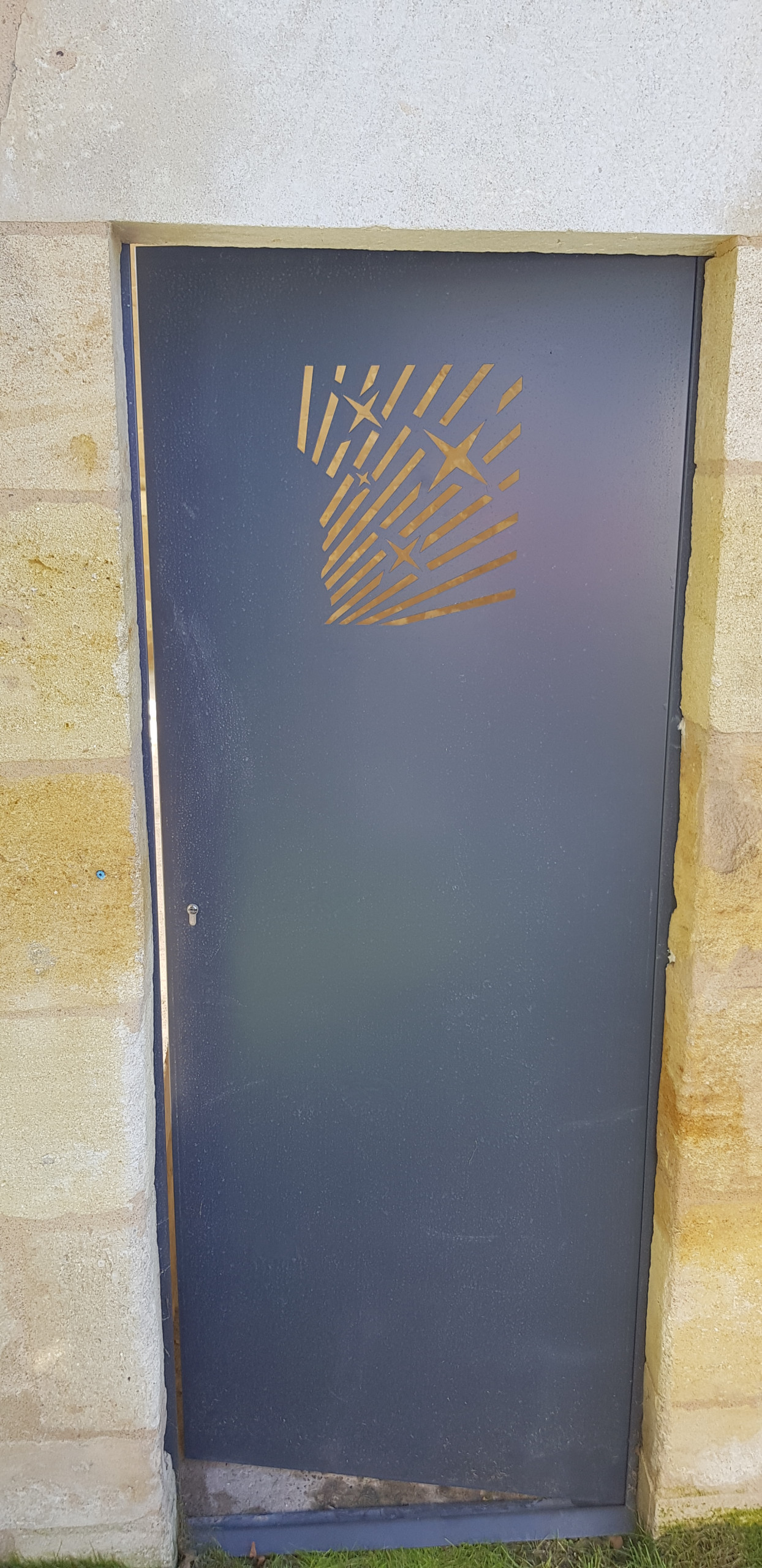 Porte métallique avec découpe laser