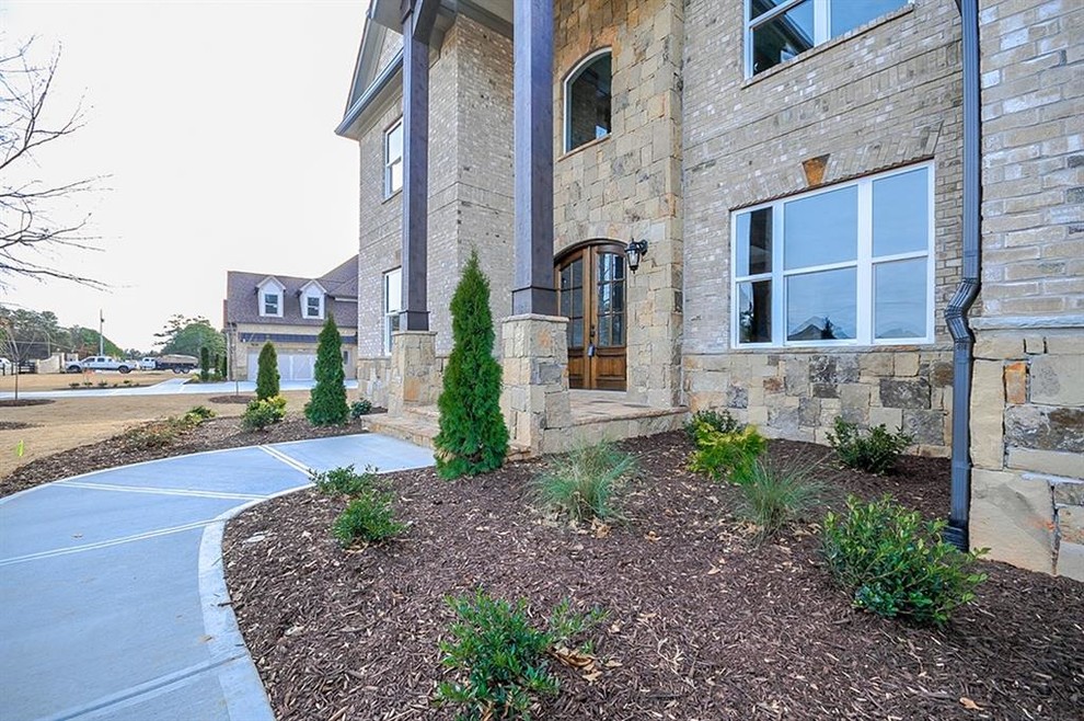 Inspiration for a transitional home design remodel in Atlanta