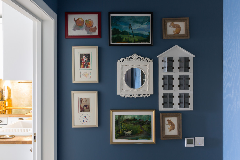 Cette image montre un petit couloir traditionnel avec un mur bleu, un sol en carrelage de porcelaine et un sol gris.