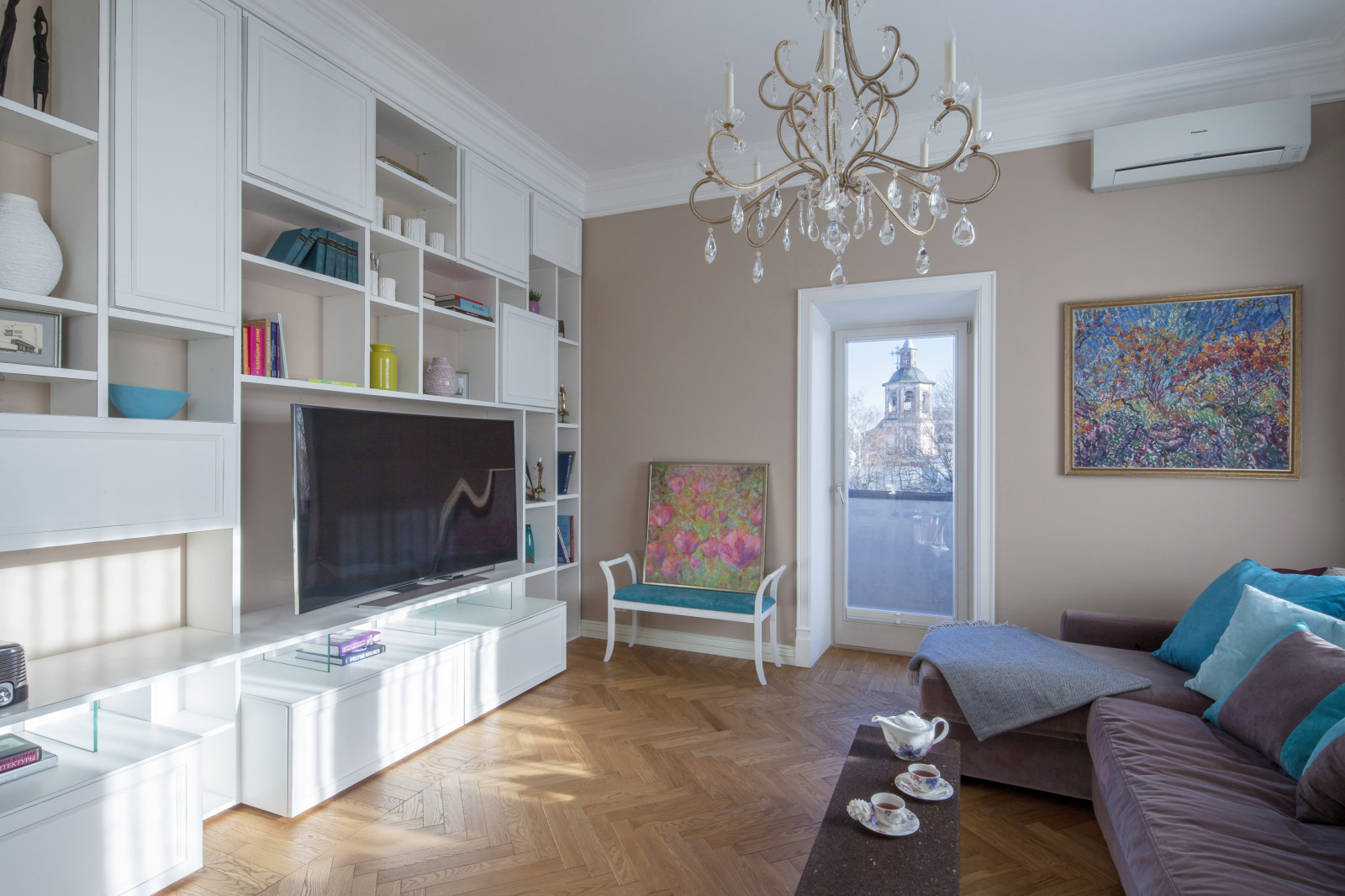 Neoclassical apartment