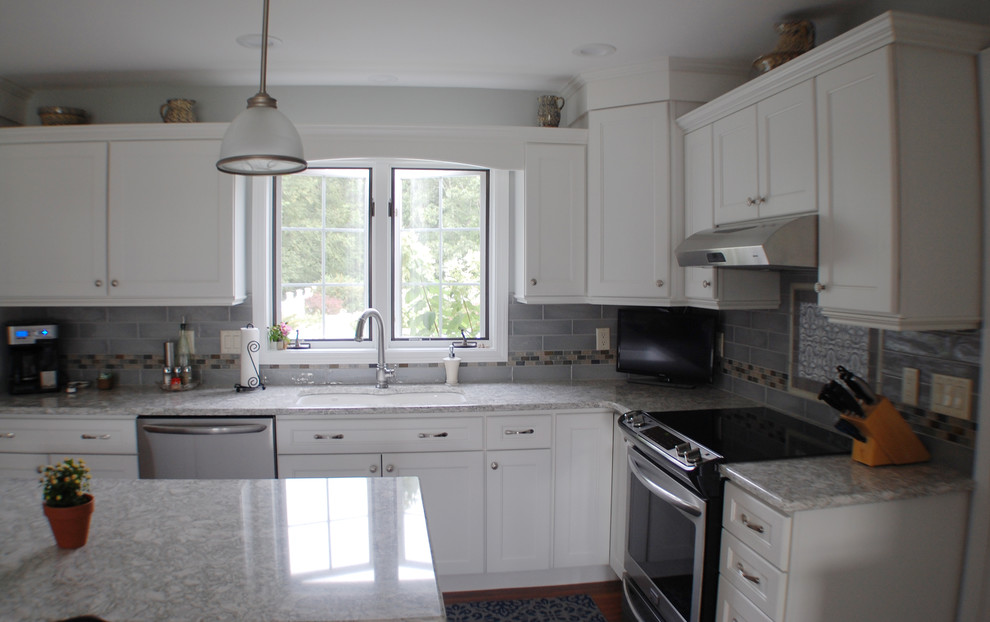 Inspiration for a transitional kitchen remodel in Bridgeport
