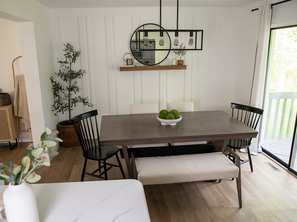 Ispirazione per una sala da pranzo aperta verso il soggiorno moderna di medie dimensioni con pareti bianche, pavimento in vinile, pavimento marrone e pareti in perlinato