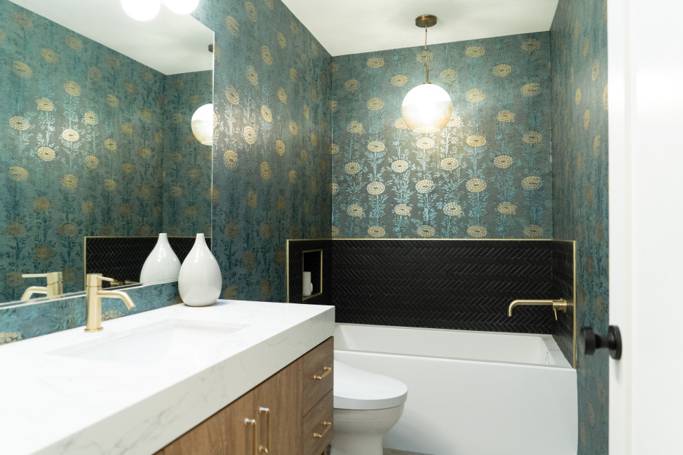 Пример оригинального дизайна: маленькая ванная комната в скандинавском стиле с плоскими фасадами, бежевыми фасадами, накладной ванной, биде, черной плиткой, керамической плиткой, разноцветными стенами, полом из керамической плитки, монолитной раковиной, мраморной столешницей, коричневым полом, белой столешницей, тумбой под одну раковину и напольной тумбой для на участке и в саду