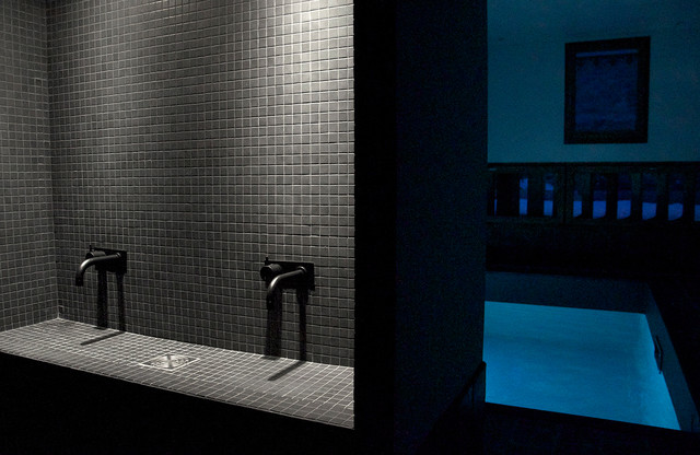 Villa solaire contemporary-bathroom