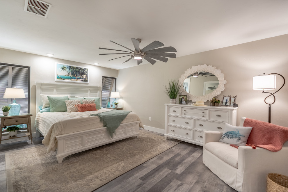 Imagen de dormitorio principal costero de tamaño medio con paredes grises, suelo vinílico y suelo gris
