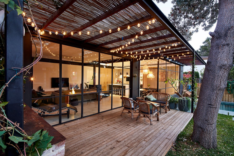 Design ideas for a contemporary ground level deck in Sydney with a pergola.