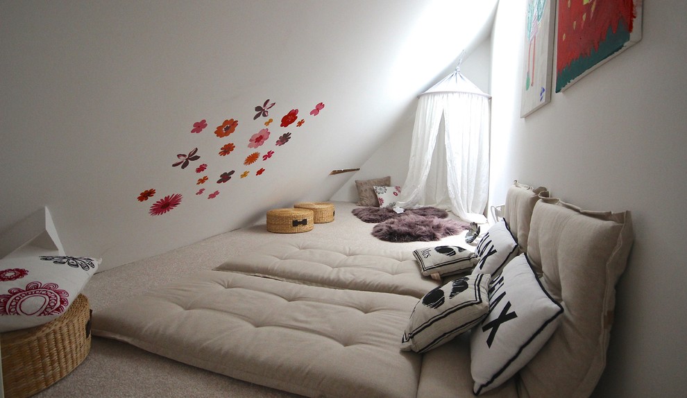 Großes Stilmix Mädchenzimmer mit Schlafplatz, weißer Wandfarbe, hellem Holzboden und braunem Boden in Frankfurt am Main