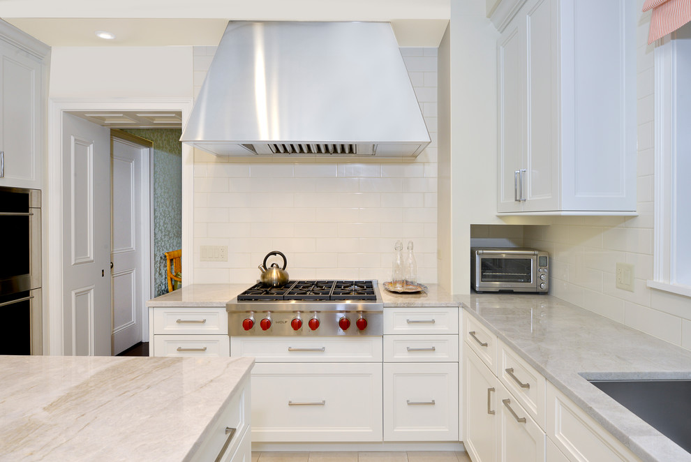 Transitional kitchen photo in Chicago