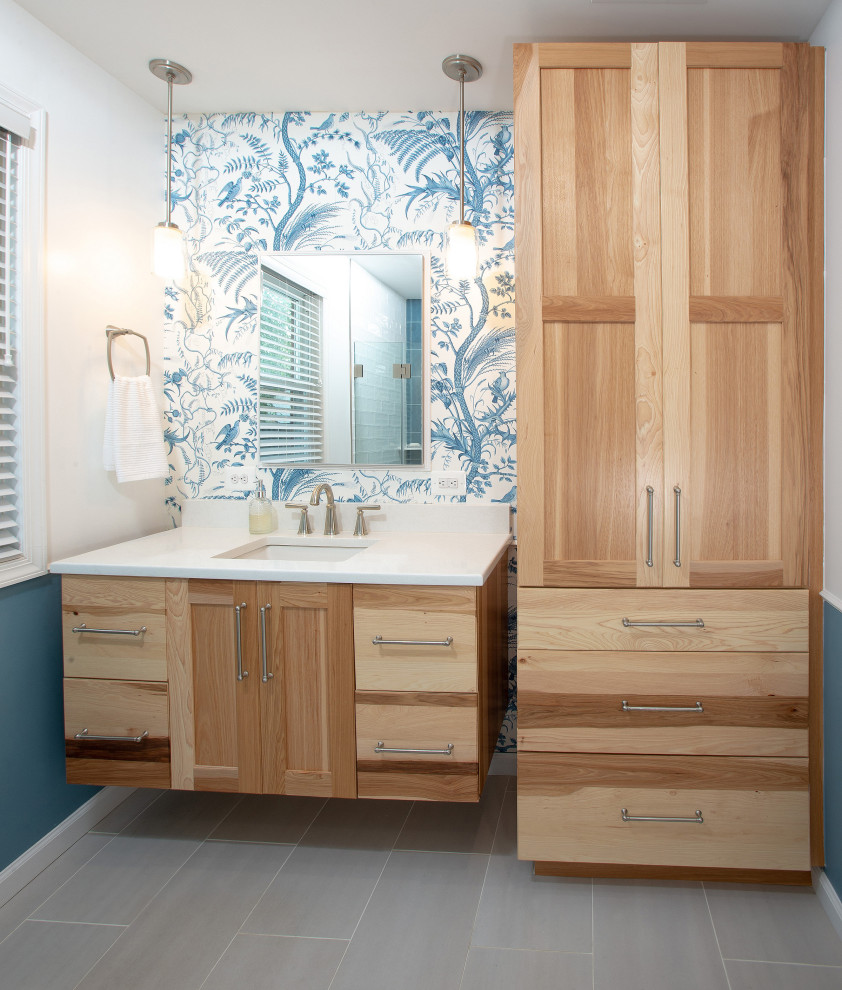 Exemple d'une salle de bain principale chic en bois clair avec un placard avec porte à panneau encastré, un lavabo encastré, un sol gris, une cabine de douche à porte battante, un plan de toilette blanc, un banc de douche, meuble simple vasque, meuble-lavabo suspendu et du papier peint.