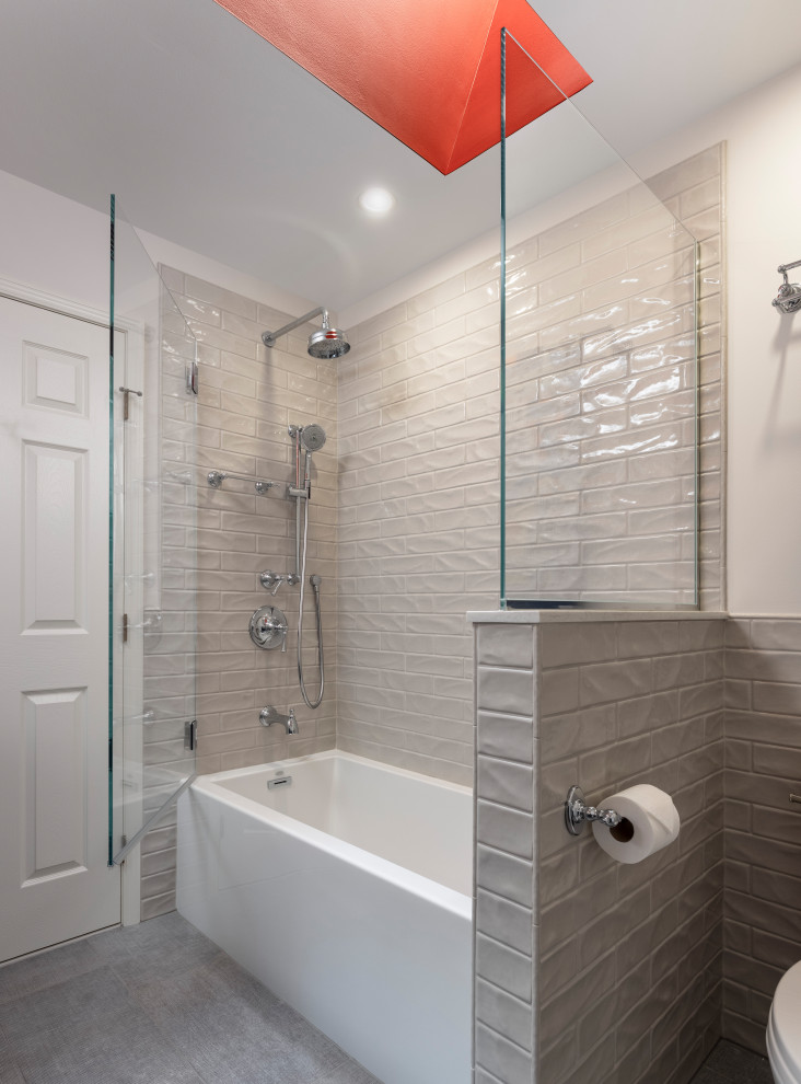 Esempio di una stanza da bagno eclettica di medie dimensioni con ante blu, piastrelle grigie, pareti arancioni, pavimento grigio, top bianco e due lavabi