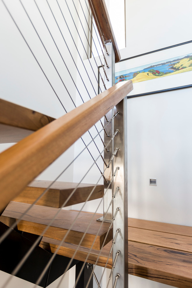 Cette photo montre un escalier sans contremarche tendance en U avec des marches en bois.