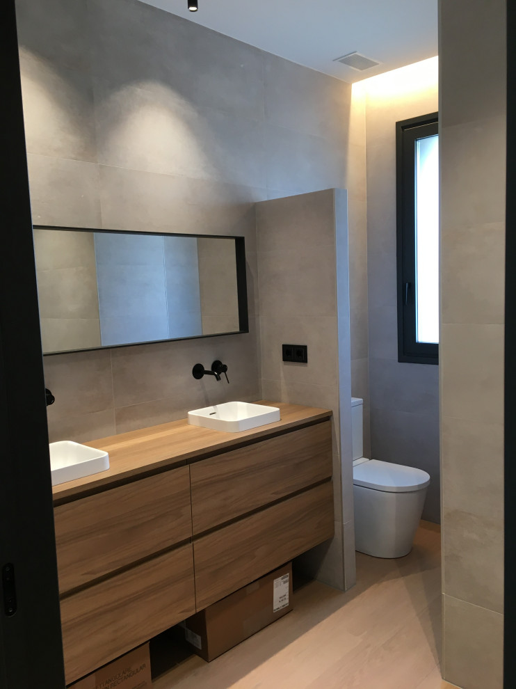 Foto di una stanza da bagno contemporanea con mobile bagno incassato
