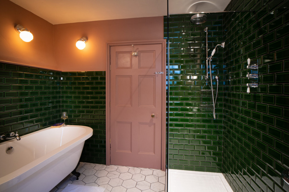 Kleines Klassisches Kinderbad mit Löwenfuß-Badewanne, offener Dusche, grünen Fliesen, rosa Wandfarbe und offener Dusche in Sonstige