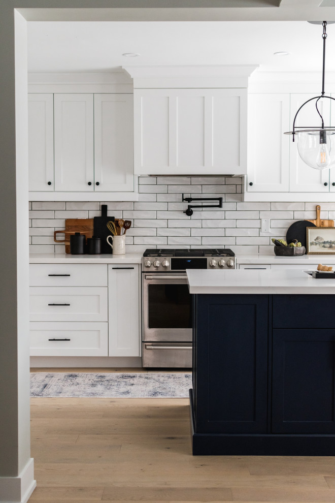 Transitional kitchen photo in Toronto