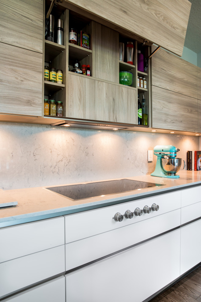 Exempel på ett mellanstort minimalistiskt grå grått kök, med en undermonterad diskho, släta luckor, vita skåp, laminatbänkskiva, grått stänkskydd, rostfria vitvaror, laminatgolv, flera köksöar och grått golv