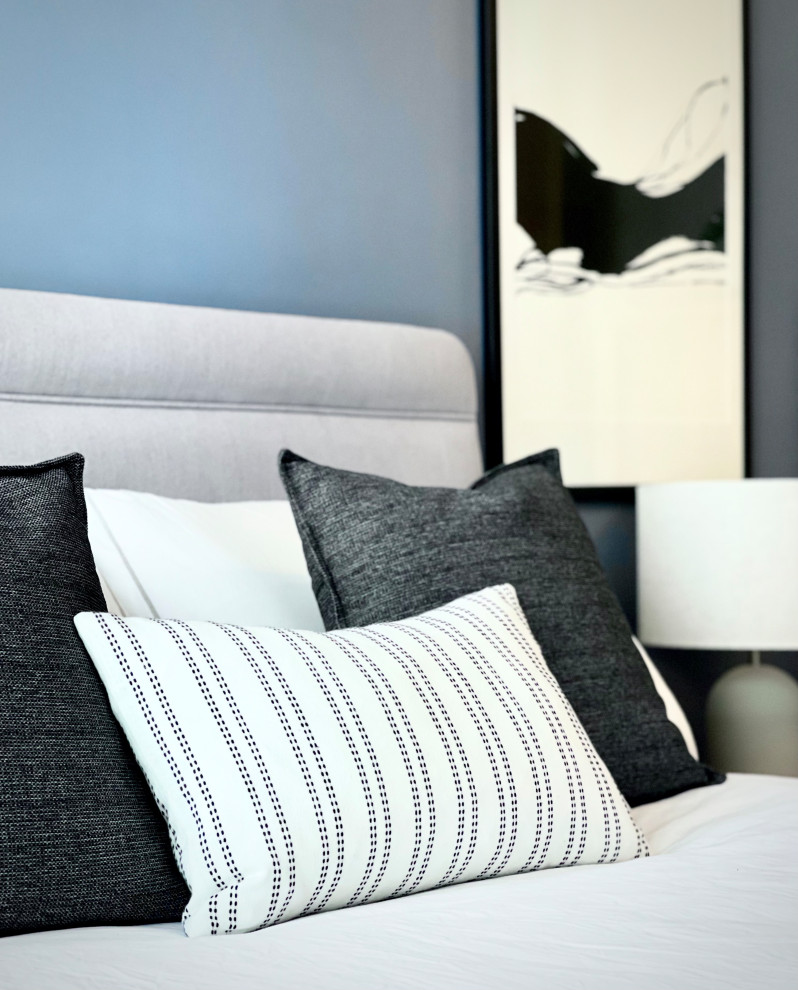 Foto de dormitorio principal y gris y negro moderno de tamaño medio con paredes azules, moqueta y suelo gris