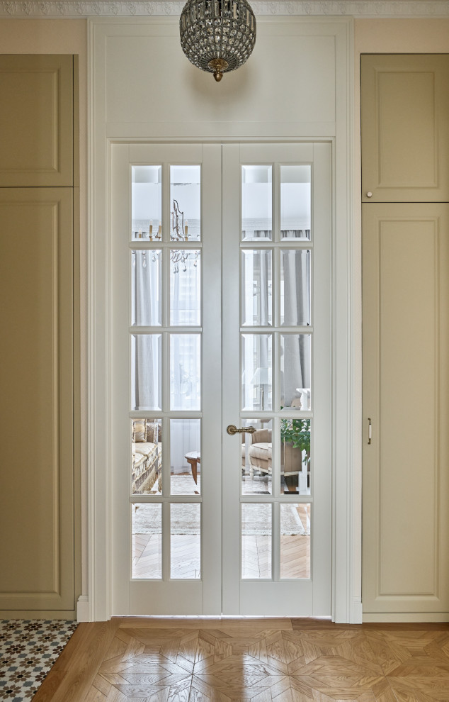 Высокие двери в классическом интерьере