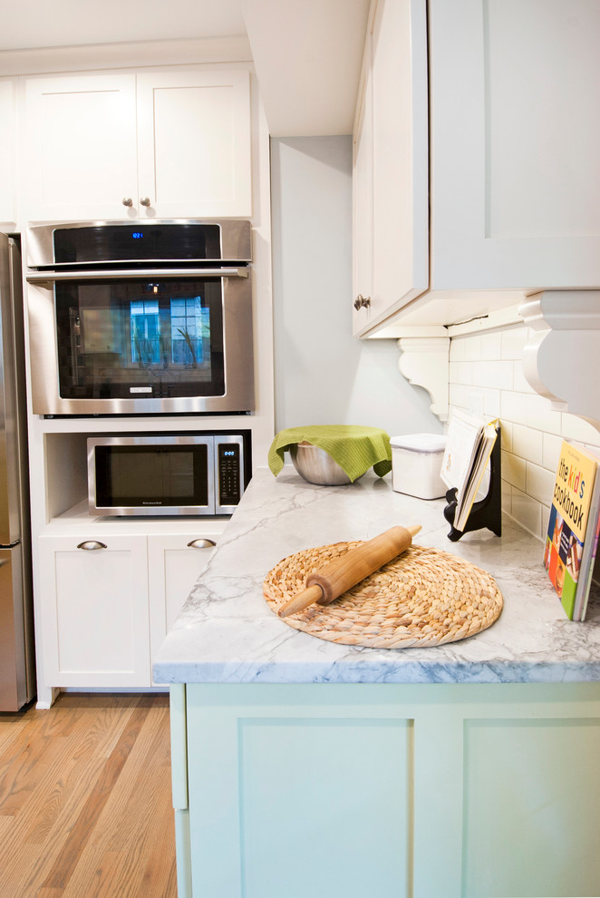 Example of a transitional home design design in Columbus