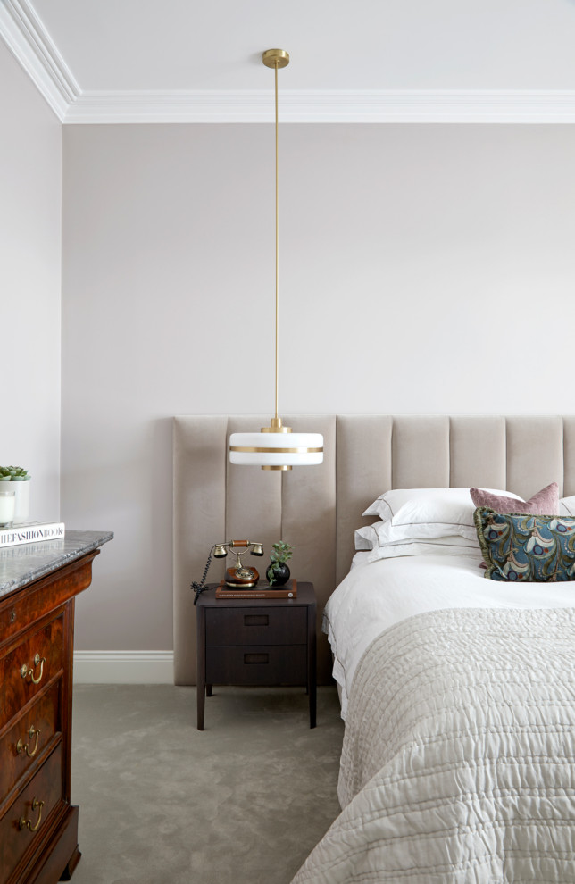 Свежая идея для дизайна: большая хозяйская спальня в современном стиле с розовыми стенами, ковровым покрытием и серым полом - отличное фото интерьера
