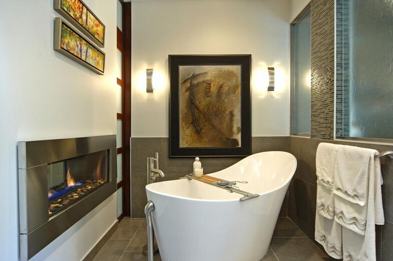 Exempel på ett stort modernt en-suite badrum, med öppna hyllor, vita skåp, ett badkar i en alkov, en dusch i en alkov, ett urinoar, brun kakel, stenkakel, vita väggar, tegelgolv, ett väggmonterat handfat och bänkskiva i rostfritt stål