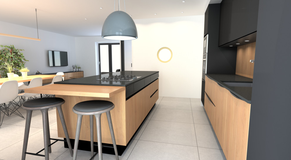 Esempio di una cucina contemporanea di medie dimensioni con ante a filo, ante in legno chiaro, top in quarzite, paraspruzzi in legno, elettrodomestici neri e top nero