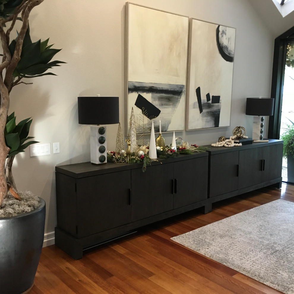 Example of a transitional home design design in Phoenix