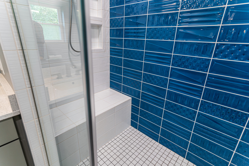 Modernes Badezimmer En Suite mit flächenbündigen Schrankfronten, grauen Schränken, Duschbank, Doppelwaschbecken und eingebautem Waschtisch in Sonstige