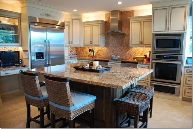 Kitchen - kitchen idea in Miami