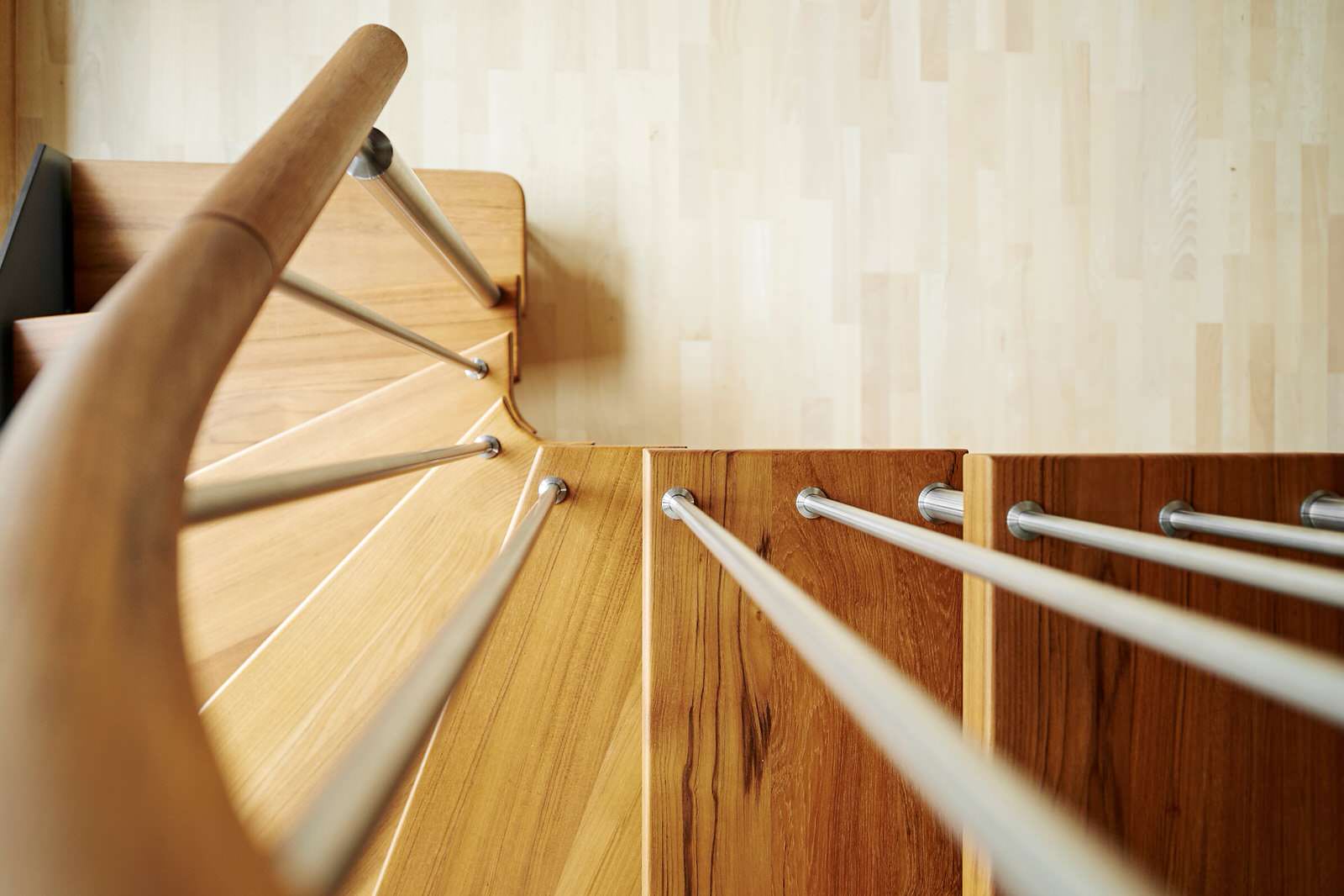 консольная лестница из бирманского тика