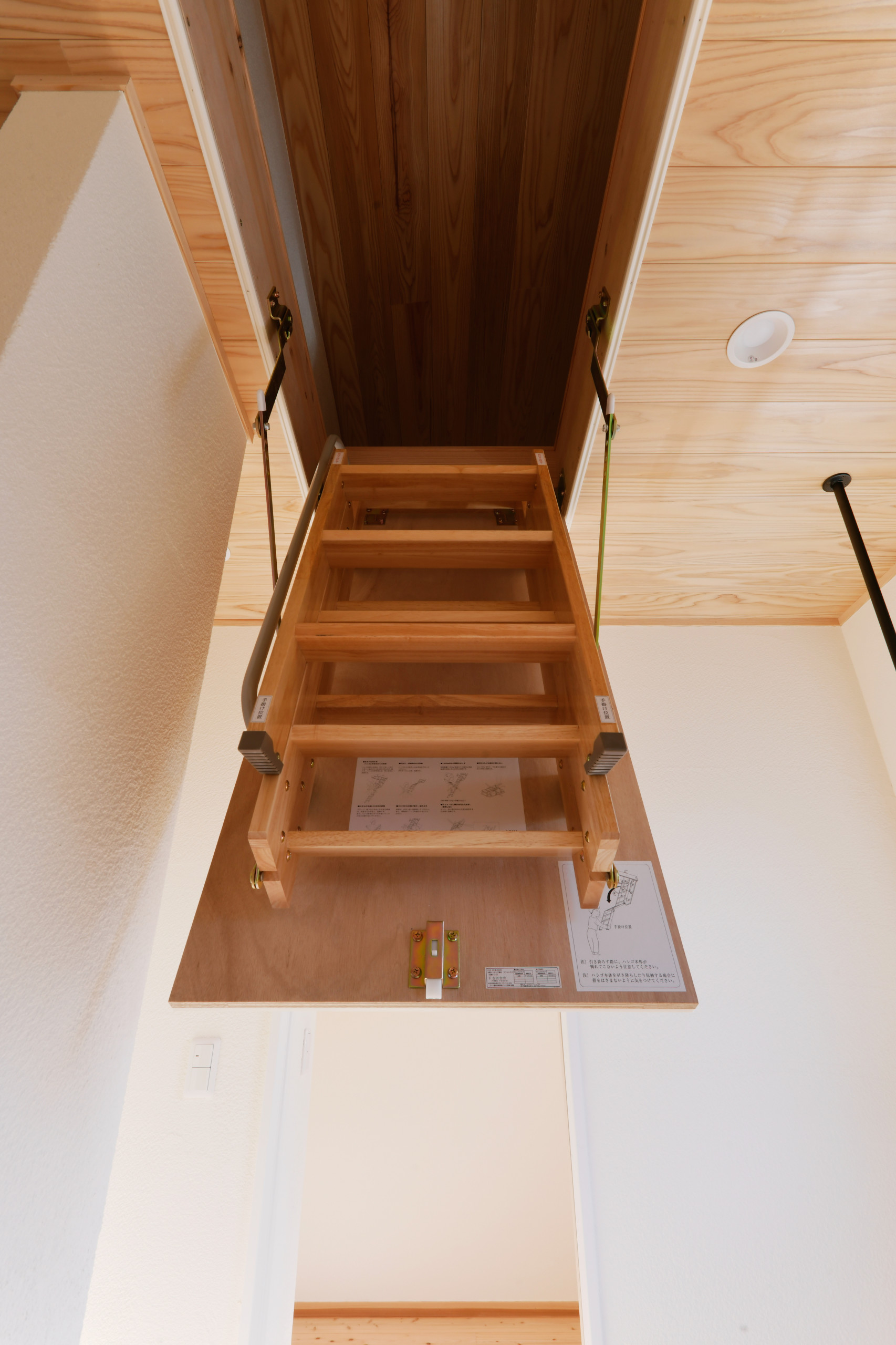屋根裏がある、明るくナチュラルな家