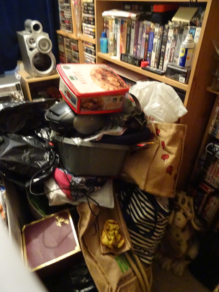 small bedroom decluttering