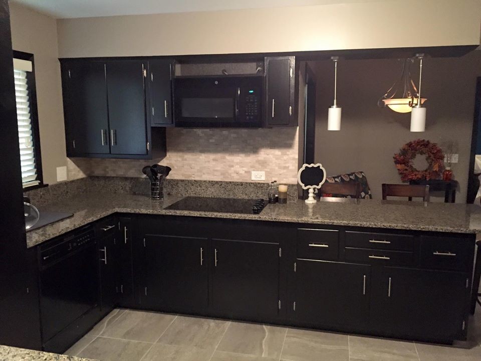 Kitchen - transitional kitchen idea in Chicago