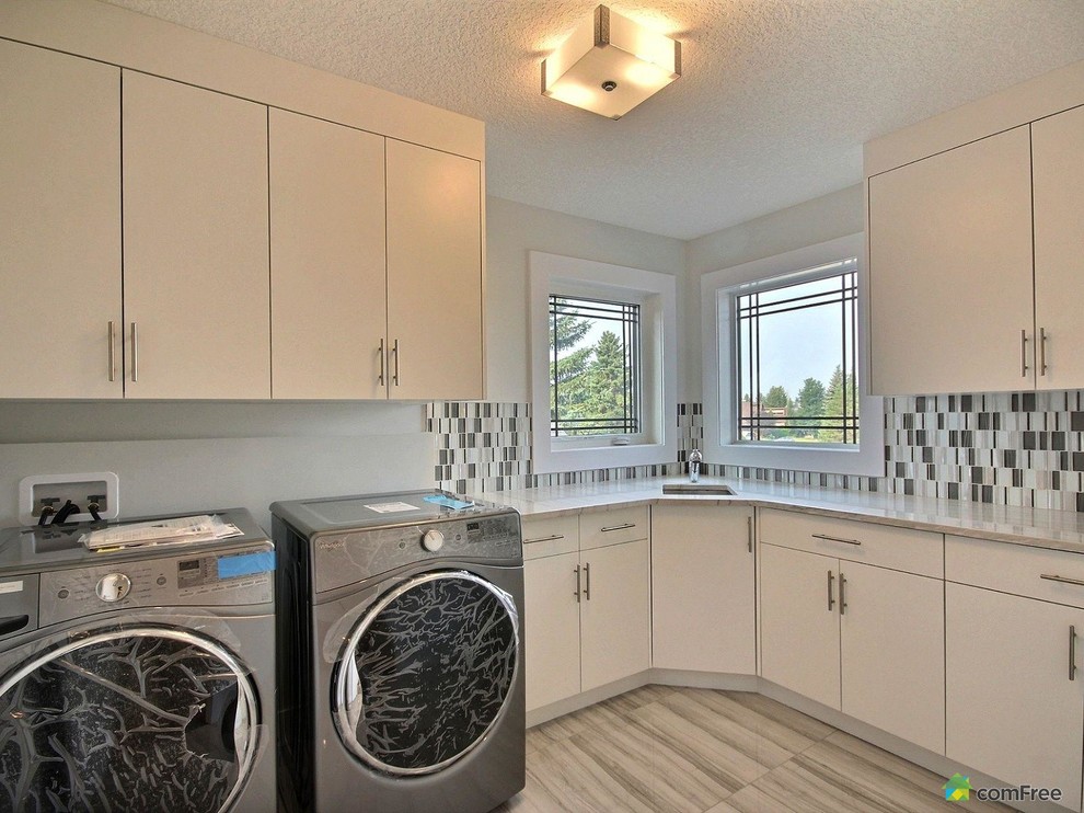 Example of a transitional home design design in Edmonton