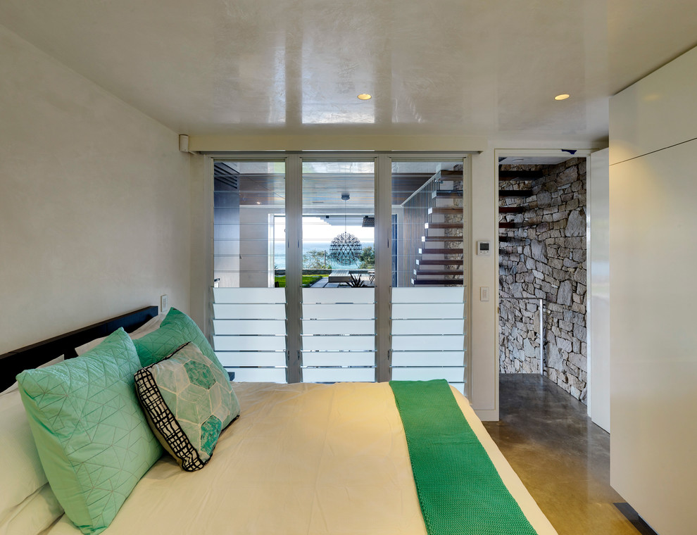 Photo of a modern bedroom in Gold Coast - Tweed.