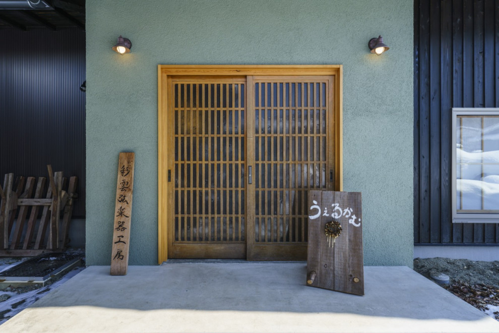 Großer Asiatischer Eingang mit grüner Wandfarbe, Doppeltür und brauner Haustür in Sonstige