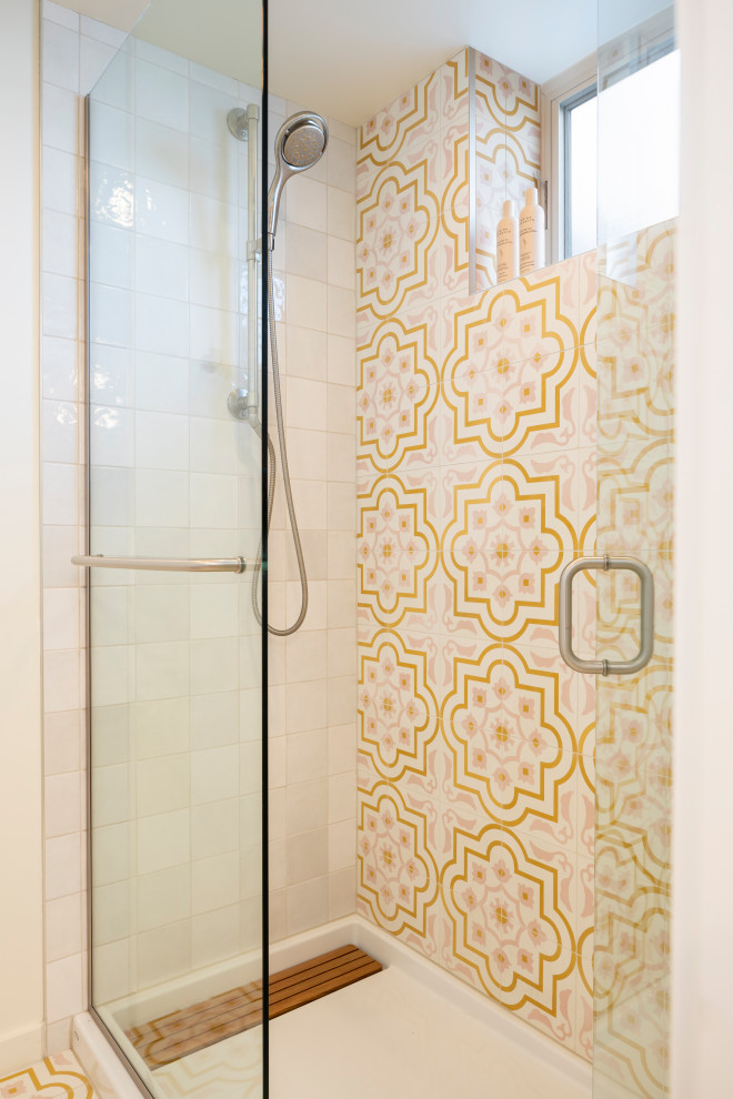 Idee per una piccola stanza da bagno con doccia design con doccia alcova, piastrelle multicolore, piastrelle di cemento, pareti bianche, pavimento in cementine, pavimento multicolore e porta doccia a battente