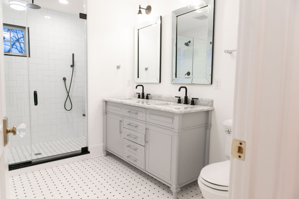 Idéer för att renovera ett mellanstort vintage grå grått en-suite badrum, med skåp i shakerstil, grå skåp, en dusch i en alkov, en toalettstol med hel cisternkåpa, vita väggar, klinkergolv i keramik, ett undermonterad handfat, bänkskiva i kvarts, vitt golv och dusch med gångjärnsdörr