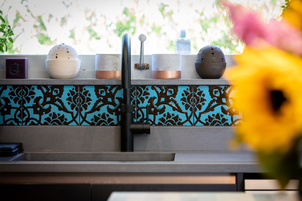 Immagine di una cucina contemporanea di medie dimensioni con ante lisce, ante grigie, top in quarzite, paraspruzzi multicolore, paraspruzzi con piastrelle in ceramica e top grigio