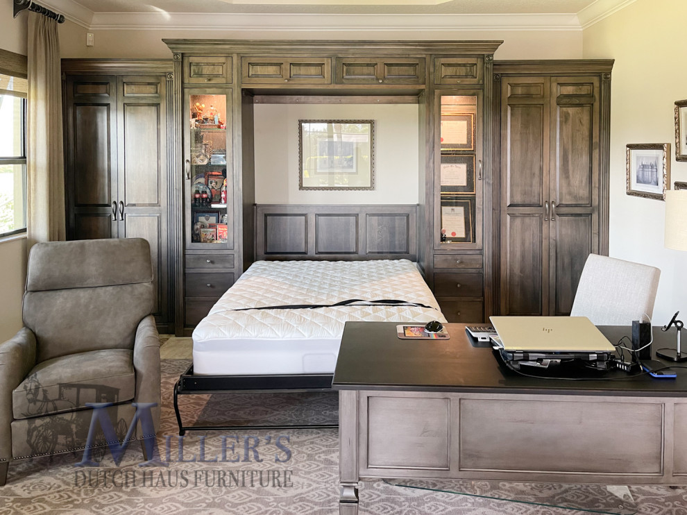 タンパにある高級な広いトランジショナルスタイルのおしゃれなホームオフィス・書斎 (ベージュの壁、カーペット敷き、グレーの床) の写真