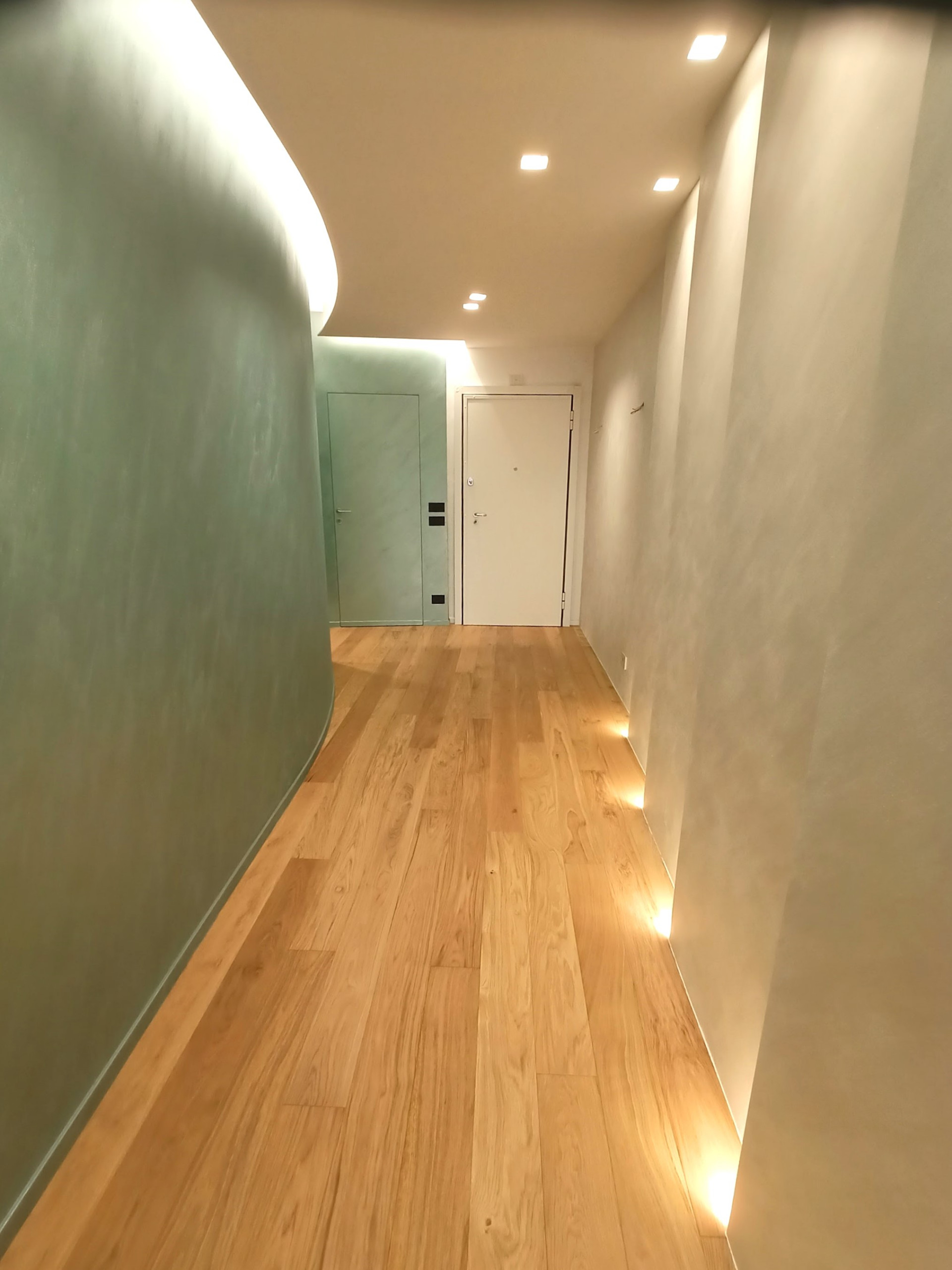 Grande appartamento con parete verde