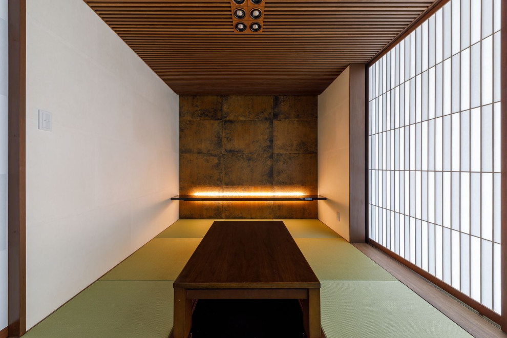 Aménagement d'un petit salon asiatique fermé avec une salle de réception, un mur blanc, un sol de tatami, aucun téléviseur, un sol vert et un plafond en bois.