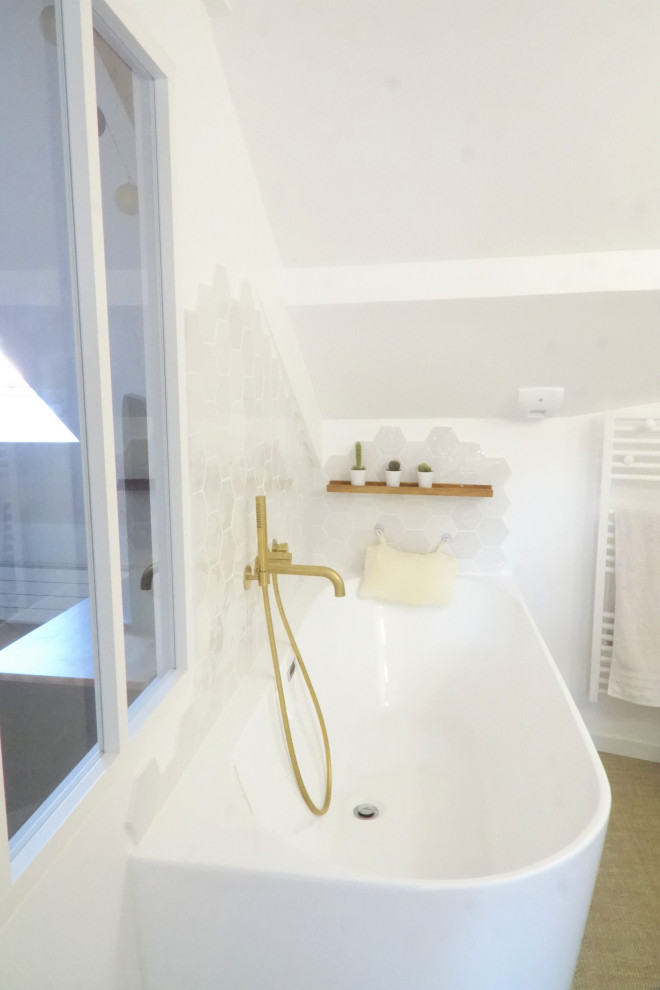 Пример оригинального дизайна: маленькая ванная комната в стиле модернизм с фасадами с декоративным кантом, светлыми деревянными фасадами, накладной ванной, инсталляцией, белой плиткой, керамогранитной плиткой, белыми стенами, полом из винила, душевой кабиной, накладной раковиной, столешницей из ламината, бежевым полом, белой столешницей, окном, тумбой под одну раковину, напольной тумбой, балками на потолке и обоями на стенах для на участке и в саду