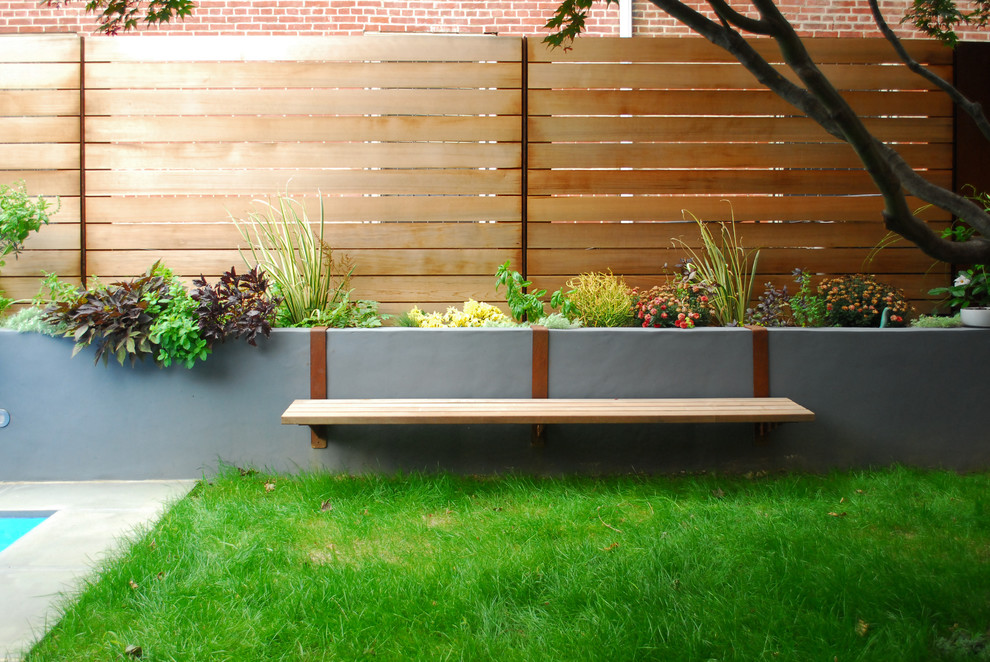 Design ideas for a small modern backyard garden in Philadelphia.