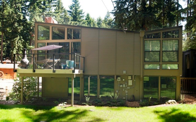 Design ideas for a mid-sized midcentury deck in Seattle with no cover.