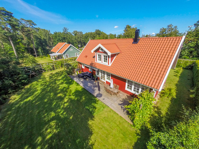 RYMLIG VILLA I TOPPSKICK I STILLSAMMA HAVSBADEN american-traditional-exterior