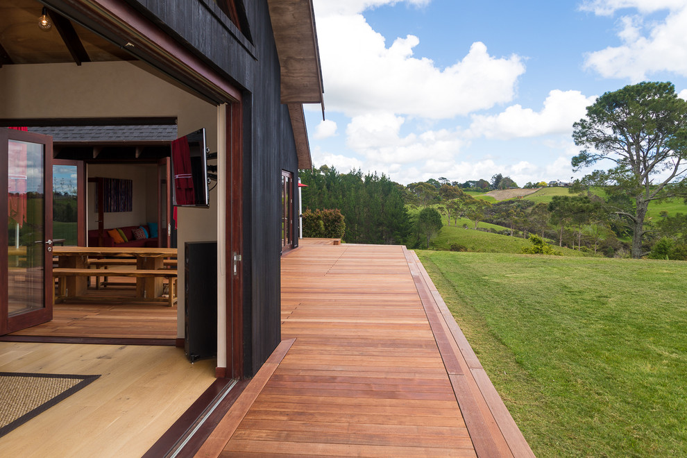 Inspiration for an expansive contemporary deck in Auckland.